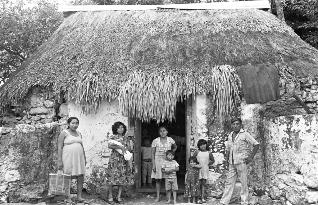 Familia de ejidatarios henequeneros frente a su casa